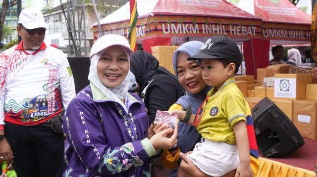 Bunda PAUD Inhil, Katerina Susanti saat menyerahkan kartu KIA kepada anak-anak dalam rangka milad Inhil ke 61, Minggu (7/6).