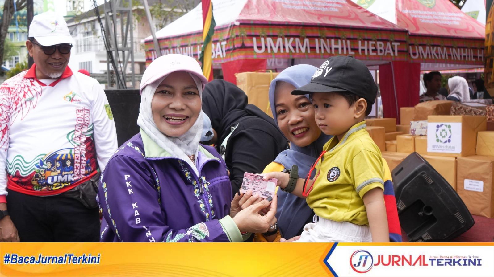 Bunda PAUD Inhil, Katerina Susanti saat menyerahkan kartu KIA kepada anak-anak dalam rangka milad Inhil ke 61, Minggu (7/6).