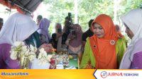 Ketua TP PKK kabupaten Indragiri Hilir Katerina Susanti, saat meninjau lomba Kuliner Inovatif Berbahan Kelapa dan Sagu, Minggu (7/6/2026)