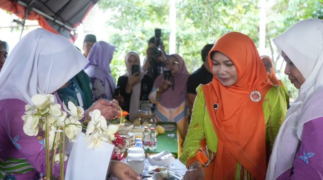 Ketua TP PKK kabupaten Indragiri Hilir Katerina Susanti, saat meninjau lomba Kuliner Inovatif Berbahan Kelapa dan Sagu, Minggu (7/6/2026)
