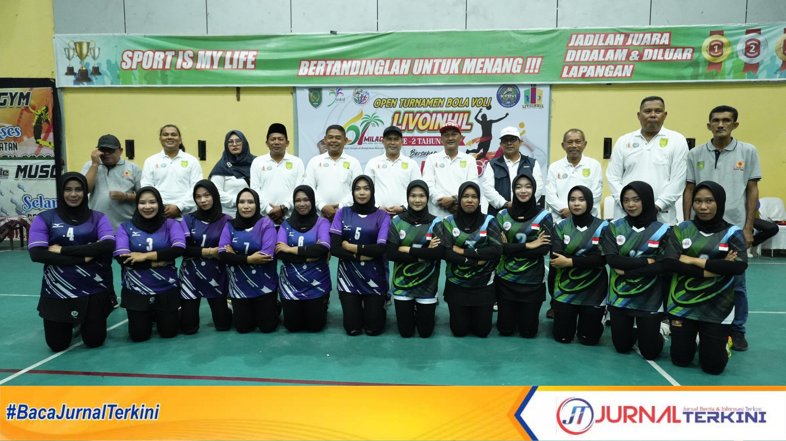 Ket Foto: Staf Ahli Bupati Bidang Kemasyarakatan dan SDM, H. Muammar Gaddafi, saat berfoto bersama dengan kepala OPD, Ketua PBVSI Inhil, Ketua KONI Inhil, Ketua Komunitas Pecinta Bola Voli Inhil, Senin (8/6)