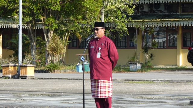 Ket Foto: Sekdes Inhil H Tantawi Jauhari saat memimpin apel pagi gabungan di lingkungan Pemerintah Kabupaten Indragiri Hilir
