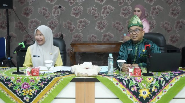 Ket Foto: Wakil Bupati Indragiri Hilir Yuliantini, S.Sos., M.Si saat memimpin Rapat Koordinasi Tim Koordinasi Penanggulangan Kemiskinan (TKPK) Kabupaten Inhil di Aula Bapperida, Selasa (9/6/2026).