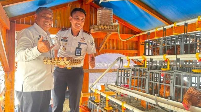 Kakanwil Pemasyarakatan Sumbar saat meninjau program ketahanan pangan Rutan Batusangkar. (Foto Rutan Batusangkar).