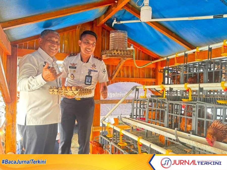 Kakanwil Pemasyarakatan Sumbar saat meninjau program ketahanan pangan Rutan Batusangkar. (Foto Rutan Batusangkar).