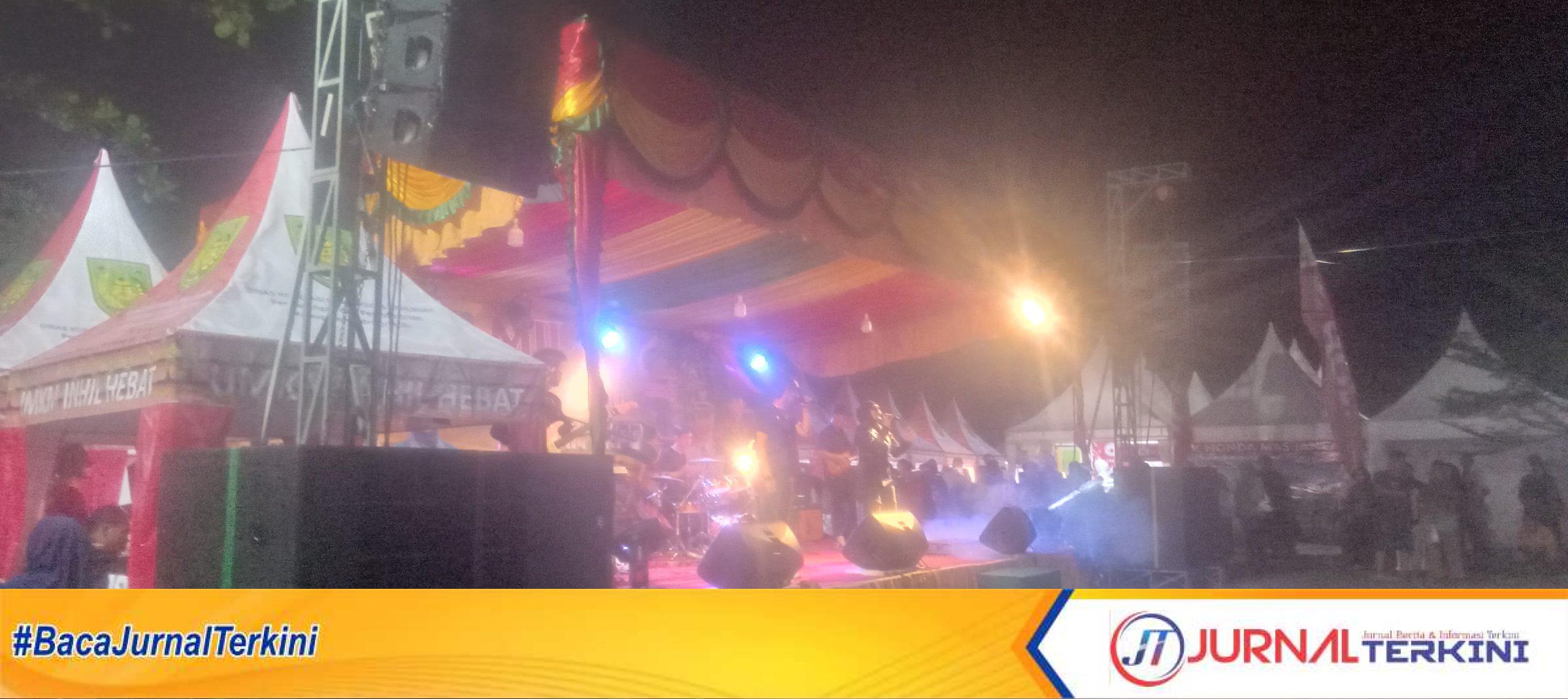 Ket Foto: Milad Inhil ke 61 dimeriahkan parade band Inhil bertempat di halaman gedung eks Multiyears