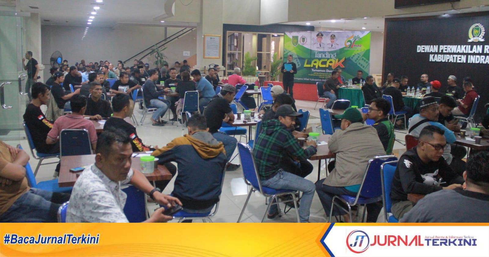 Ket Foto: Suasana di Gedung DPRD kabupaten Indragiri Hilir saat meriahkan milad Inhil ke 61 dengan melaksanakan pertandingan batu lacak, Selasa malam (9/6).