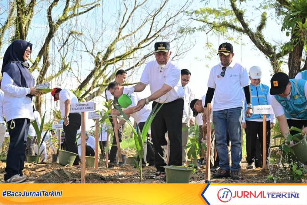 Kegiatan penanaman 1.000 pohon di kawasan Hutan Kota Malvinas. (Foto Adpim Sumbar).