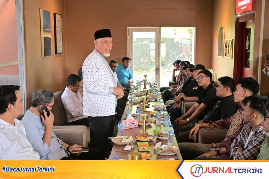Gubernur Sumbar, Mahyeldi Ansharullah saat berdialog dengan Aktivitas. (Foto Adpim Sumbar).
