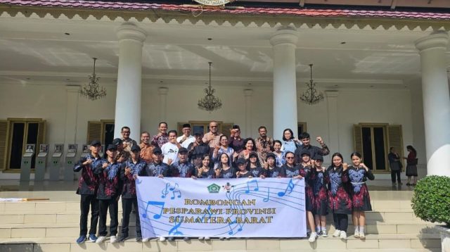 Sekdaprov Arry Yuswandi Lepas Kontingen Sumbar ke Pesparawi Nasional XIV di Papua