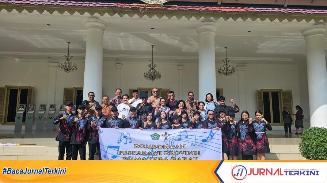 Sekdaprov Arry Yuswandi Lepas Kontingen Sumbar ke Pesparawi Nasional XIV di Papua