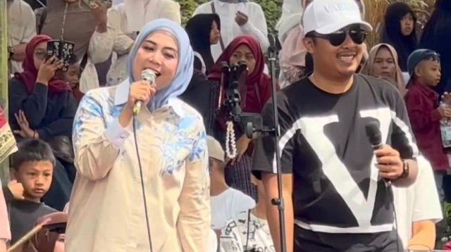Wagub Sumbar, Vasco Ruseimy, saat kegiatan Festival Kuliner Tradisional di Kawasan Jam Gadang, Bukittinggi. (Foto Adpim Sumbar).