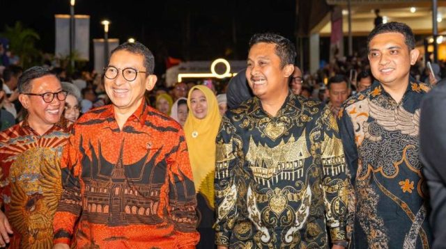 Wagub Sumbar, Vasco Ruseimy bersama Menteri Kebudayaan RI, Fadli Zon pada kegiatan 100 Tahun Jam Gadang, Bukittinggi. (Foto Adpim Sumbar).