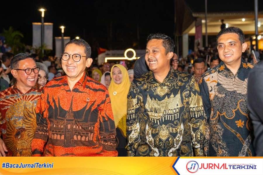 Wagub Sumbar, Vasco Ruseimy bersama Menteri Kebudayaan RI, Fadli Zon pada kegiatan 100 Tahun Jam Gadang, Bukittinggi. (Foto Adpim Sumbar).