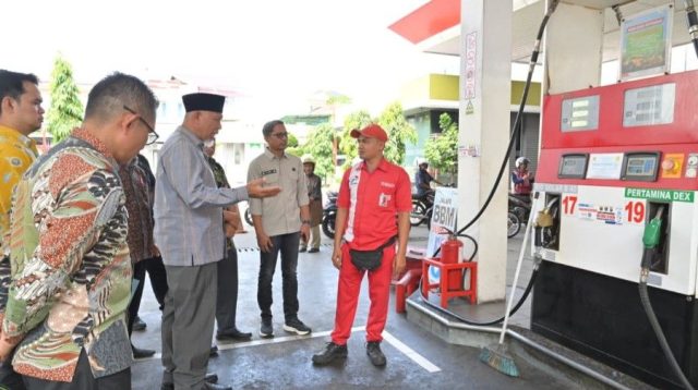Gubernur Sumbar, Mahyeldi Ansharullah bersama jajarannya saat sidak SPBU di Kab Tanah Datar. (Foto Adpim Sumbar).
