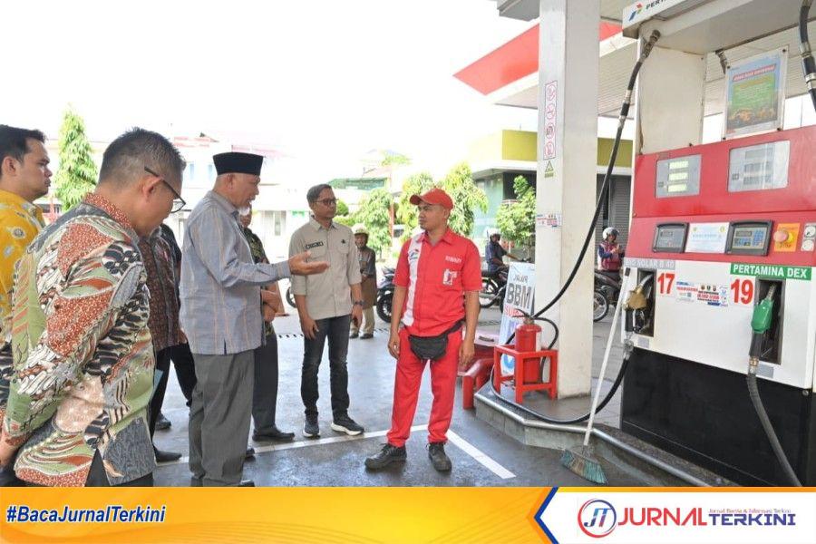 Gubernur Sumbar, Mahyeldi Ansharullah bersama jajarannya saat sidak SPBU di Kab Tanah Datar. (Foto Adpim Sumbar).