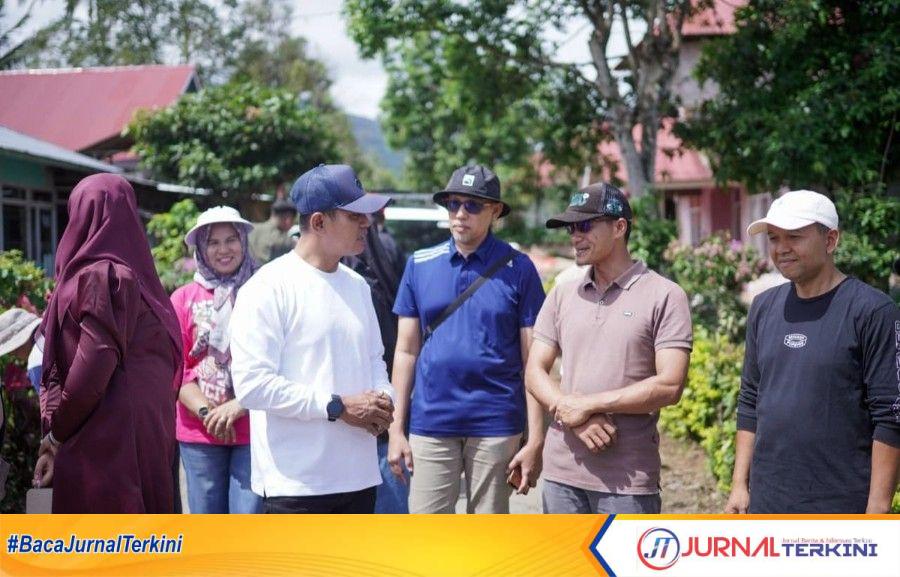 Bupati Solok Tinjau Gotong Royong Bersama OPD Sambut Penilaian Dasawisma Tingkat Provinsi. (Foto Kominfo Kab Solok).