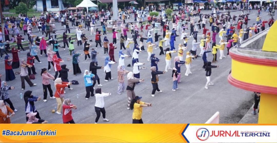 Pemkab Solok Gelar Gerak Jalan Santai dan Senam Bersama di GOR Batubatupang Kotobaru. (Foto Kominfo Kab Solok).