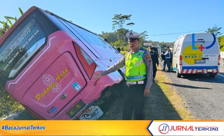 Bus masuk parit di tol bawean-salatiga