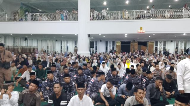 Tabliq akbar dengan ustadz H Das’ad Latif, dalam rangka 1 Muharram 1448 H di masjid Agung Baitul Ma’mur Tarempa.FOTO:FENDI