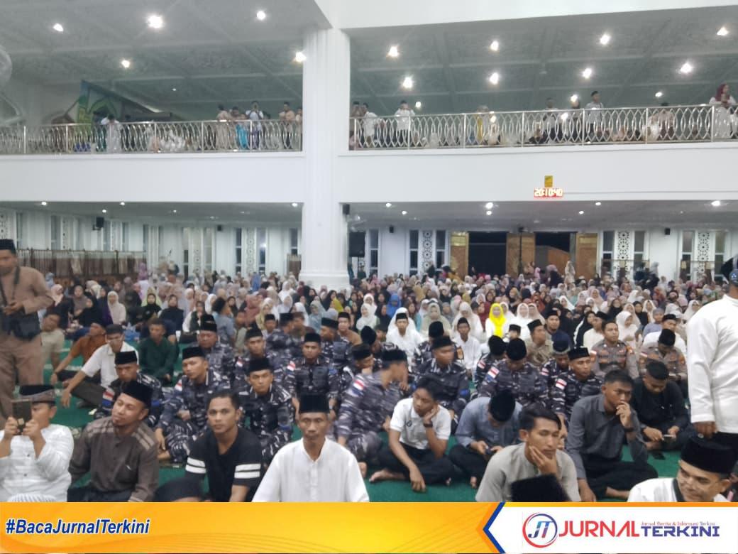 Tabliq akbar dengan ustadz H Das’ad Latif, dalam rangka 1 Muharram 1448 H di masjid Agung Baitul Ma’mur Tarempa.FOTO:FENDI