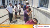 WhatsApp Image 2026-06-19 at 12.12.13 PM amaah Masjid Agung Baitul Ma’mur, Kelurahan Tarempa, Kecamatan Siantan, terpaksa mengantre berpanasan di lantai 2 untuk berwudhu menjelang Shalat Jumat.FOTO:FENDI
