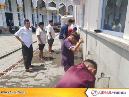 amaah Masjid Agung Baitul Ma’mur, Kelurahan Tarempa, Kecamatan Siantan, terpaksa mengantre berpanasan di lantai 2 untuk berwudhu menjelang Shalat Jumat.FOTO:FENDI