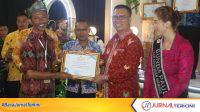WhatsApp Image 2026-06-22 at 12.06.50 AM Bupati kepulauan Anambas, Aneng menyerahkan langsung penghargaan Media Terbaik dalam Penyebaran Informasi Pendidikan di Daerah kepada Fendi media JurnalTerkini.id.FOTO:DISKOMINFO
