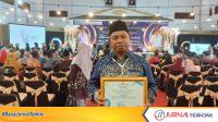 Camat Siantan, Syamsir, menerima penghargaan dalam acara Malam Apresiasi Pendidikan yang digelar Dinas Pendidikan, Pemuda dan Olahraga Kabupaten Kepulauan Anambas.FOTO:FENDI