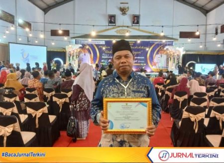 Camat Siantan, Syamsir, menerima penghargaan dalam acara Malam Apresiasi Pendidikan yang digelar Dinas Pendidikan, Pemuda dan Olahraga Kabupaten Kepulauan Anambas.FOTO:FENDI
