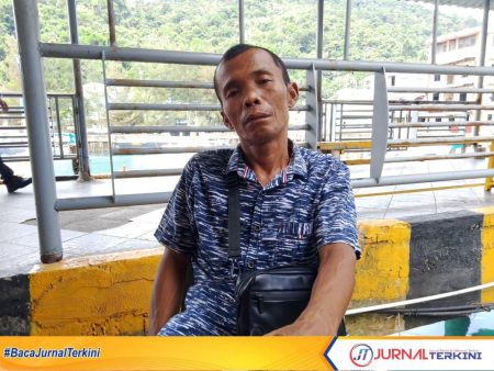 Azmi, mengaku kecewa karena persoalan air bersih belum juga terselesaikan meski Anambas sudah berusia 18 tahun.FOTO:FENDI