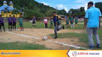 Bupati Aneng secara resmi membuka kegiatan Turnamen HUT ke-27 Karang Taruna Tunas Mekar, Pembukaan berlangsung meriah.FOTO:FENDI Bupati Aneng secara resmi membuka kegiatan Turnamen HUT ke-27 Karang Taruna Tunas Mekar, Pembukaan berlangsung meriah.FOTO:FENDI