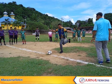 Bupati Aneng secara resmi membuka kegiatan Turnamen HUT ke-27 Karang Taruna Tunas Mekar, Pembukaan berlangsung meriah.FOTO:FENDI
