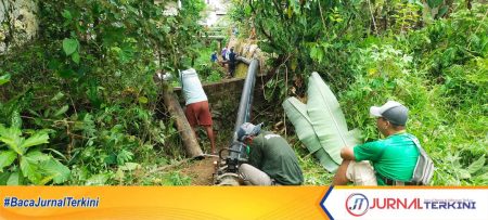 Petugas SPAM Dinas PUPR Kabupaten Kepulauan Anambas sedang memperbaiki pipa PDAM.FOTO:FENDI