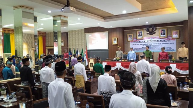 Bupati Kepulauan Anambas Aneng saat menghadiri sidang paripurna DPRD Karimun yang dipimpin Ketua DPRD Rian Kurniawan dalam rangka hari jadi kabupaten ke-18.FOTO:FENDI