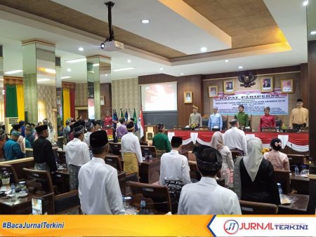 Bupati Kepulauan Anambas Aneng saat menghadiri sidang paripurna DPRD Karimun yang dipimpin Ketua DPRD Rian Kurniawan dalam rangka hari jadi kabupaten ke-18.FOTO:FENDI
