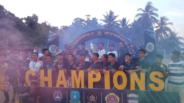 Sekretaris Daerah Sekda Kabupaten Kepulauan Anambas Sahtiar menutup secara resmi Turnamen Sepak Bola Alim Sidi Cup 2026.FOTO:FENDI