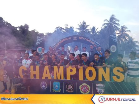 Sekretaris Daerah Sekda Kabupaten Kepulauan Anambas Sahtiar menutup secara resmi Turnamen Sepak Bola Alim Sidi Cup 2026.FOTO:FENDI
