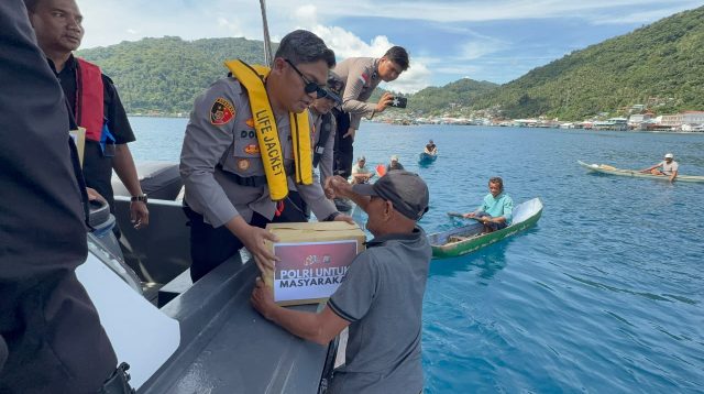 Kapolres Kepulauan Anambas AKBP I Gusti Ngurah Agung Budianaloka, Wakapolres Kompol Shallahuddin, Kapolsek Siantan Iptu Dodi Setiawan, menyerahkan 50 paket sembako kepada nelayan.FOTO:KAPOLSEK SIANTAN