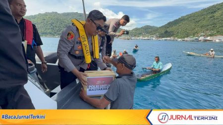 Kapolres Kepulauan Anambas AKBP I Gusti Ngurah Agung Budianaloka, Wakapolres Kompol Shallahuddin, Kapolsek Siantan Iptu Dodi Setiawan, menyerahkan 50 paket sembako kepada nelayan.FOTO:KAPOLSEK SIANTAN