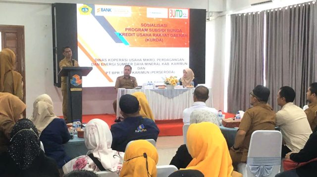 Bupati Karimun Iskandarsyah saat membuka sosialisasi program subsidi bunga KURDA yang disalurkan oleh BPR Tuah Karimun dengan kuota Rp2,5 miliar yang dihadiri Direktur BPR Tuah Karimun Siska Naritasari.FOTO: ISTIMEWA