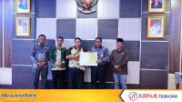 Bupati Karimun Iskandarsyah didampingi Branch Manager BRK Syariah Cabang Tanjung Balai Karimun Desrian meluncurkan SIDESA yang dapat terintegrasi dengan Siskeudas dari BRK Syariah.FOTO:BRK SYARIAH Bupati Karimun Iskandarsyah didampingi Branch Manager BRK Syariah Cabang Tanjung Balai Karimun Desrian meluncurkan SIDESA yang dapat terintegrasi dengan Siskeudas dari BRK Syariah.FOTO:BRK SYARIAH