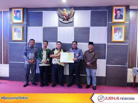 Bupati Karimun Iskandarsyah didampingi Branch Manager BRK Syariah Cabang Tanjung Balai Karimun Desrian meluncurkan SIDESA yang dapat terintegrasi dengan Siskeudas dari BRK Syariah.FOTO:BRK SYARIAH