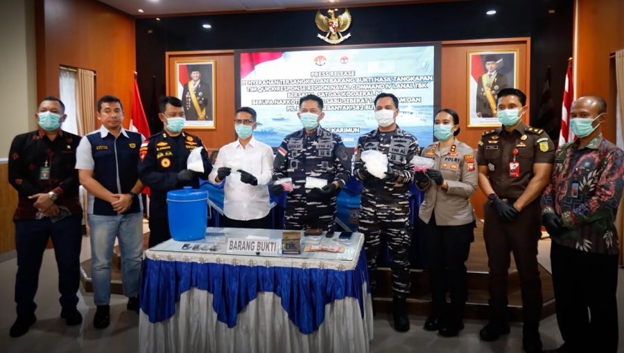Bupati Karimun Iskandarsyah menghadiri konferensi pers narkoba di Makolanal Karimun