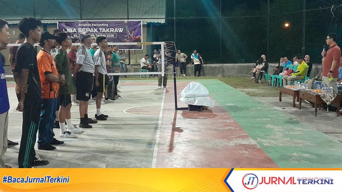 Bupati Karimun Iskandarsyah membuka Liga Sepak Takraw Silaturahmi Season II di Kampung Melayu, Kecamatan Karimun