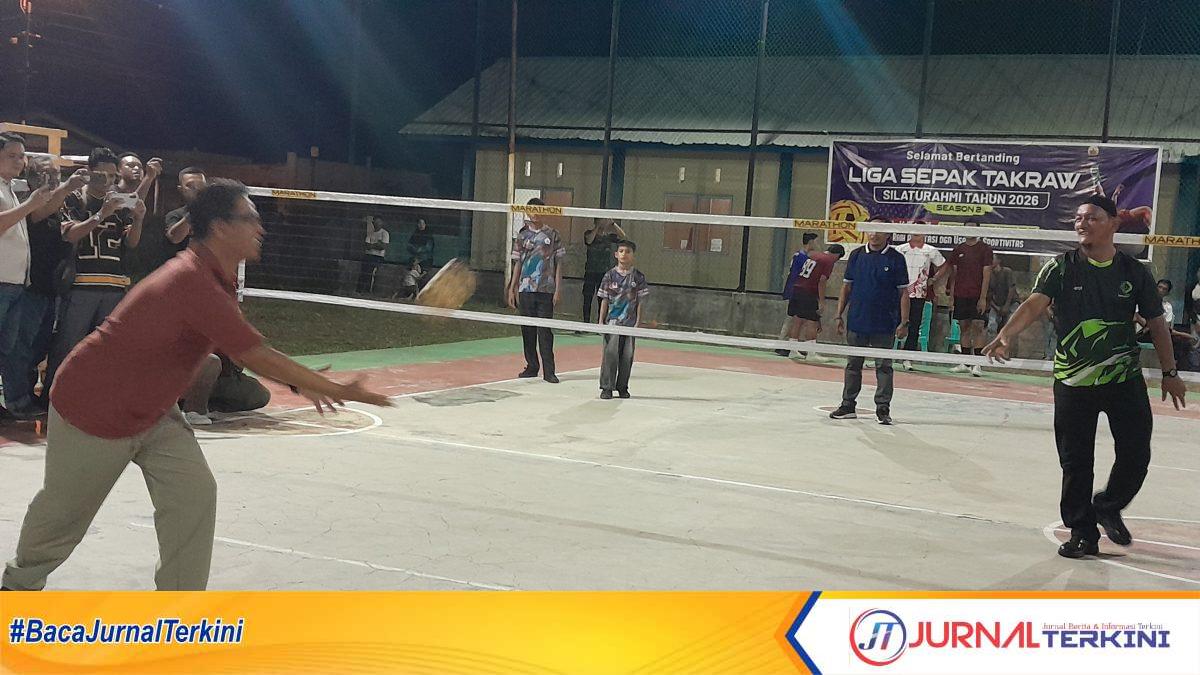 Bupati Karimun Iskandarsyah membuka Liga Sepak Takraw Silaturahmi Season II