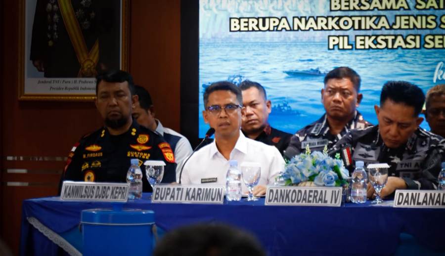 Bupati Karimun Iskandarsyah menghadiri konferensi pers narkoba di Makolanal Karimun