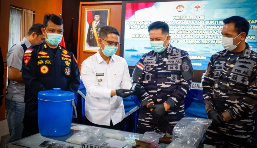 Bupati Karimun Iskandarsyah dan Dankodaeral IV dalam konferensi pers narkoba di Makolanal Karimun