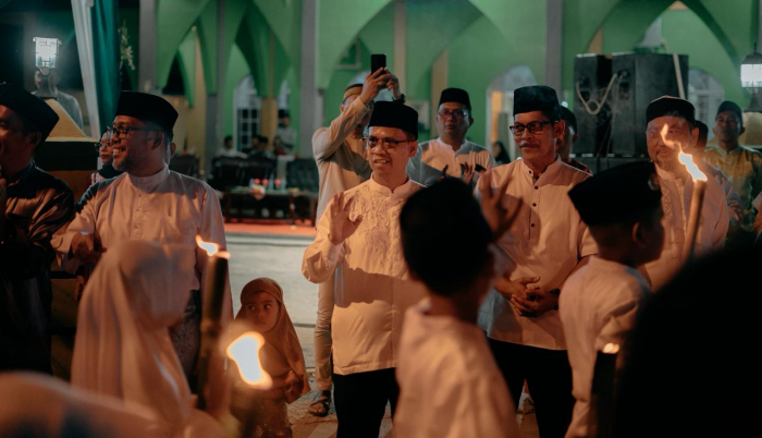 bupati karimun lepas pawai obor di sawang kundur barat