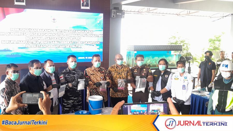 Pemusnahan barang bukti narkotika jenis sabu dan pil ekstasi Lanal Tanjung Balai Karimun